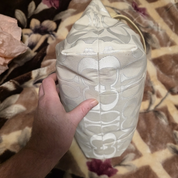 Coach Ivory and Creme Glam Poppy Signature Tote - Picture 5 of 16